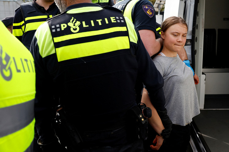 Nhà hoạt động môi trường Thụy Điển Greta Thunberg bị cảnh sát bắt ở The Hague ngày 6-4, khi các nhà hoạt động cố gắng chặn đường cao tốc A12 để đòi Chính phủ Hà Lan ngừng trợ cấp cho nhiên liệu hóa thạch - Ảnh: REUTERS