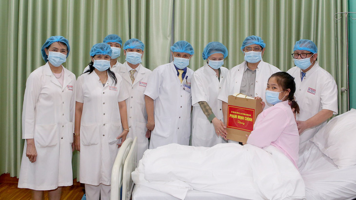 Thủ tướng thăm, tặng quà cho bệnh nhân được ghép thận xuyên Việt từ thận hiến của người chết não ở Quảng Ninh. Ca ghép được thực hiện thành công tại Bệnh viện Trung ương Huế - Ảnh: THƯỢNG HIỂN