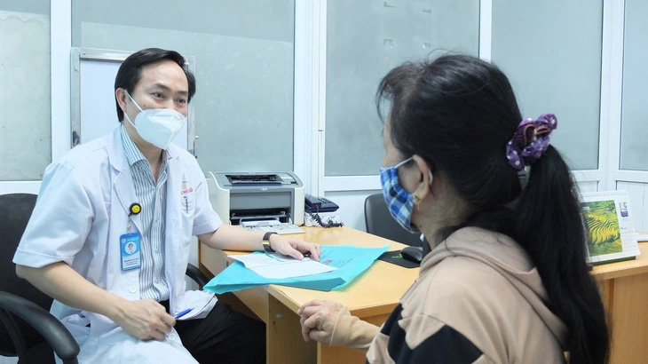 Bác sĩ Bệnh viện Bình Dân (TP.HCM) thăm khám cho bệnh nhân mắc bệnh lý trào ngược dạ dày thực quản - Ảnh: NHUNG TRẦN