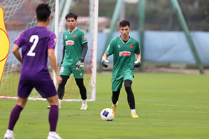 Các thủ môn U23 Việt Nam lên tập phối hợp nhóm nhỏ cùng toàn đội - Ảnh: HOÀNG TÙNG
