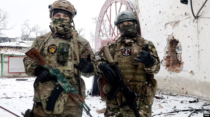 Các chiến binh Wagner từng chụp ảnh tại thành phố Soledar, đông Ukraine - Ảnh: TASS