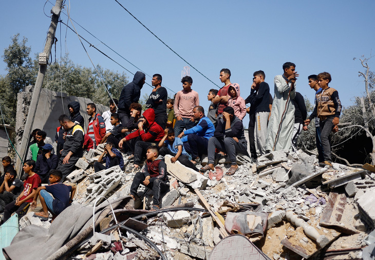 Một tòa nhà bị Israel không kích ở thành phố Rafah, phía nam Dải Gaza ngày 2-4 - Ảnh: REUTERS