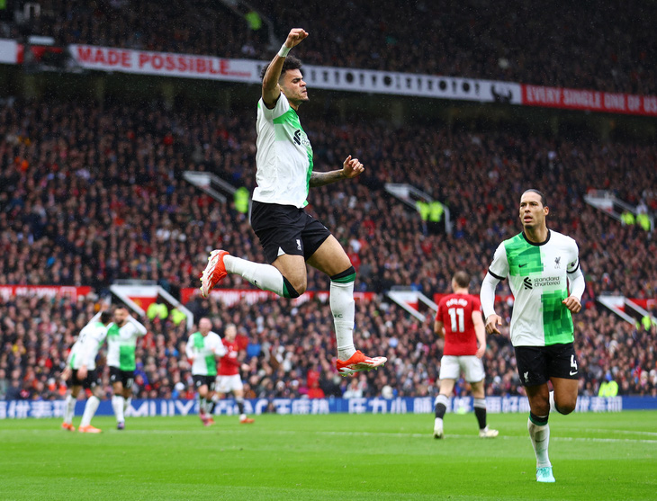 Niềm vui của Diaz sau khi ghi bàn vào lưới Man United - Ảnh: REUTERS