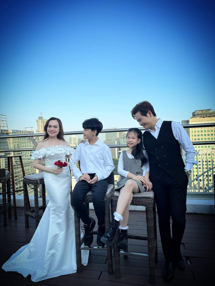 Bộ ảnh cưới mang gam màu tươi sáng như trắng, đỏ. Đặc biệt, trong bộ ảnh, còn có sự góp mặt của con trai Hồng Long (14 tuổi) và con gái Quỳnh Phương (10 tuổi) của cặp đôi.