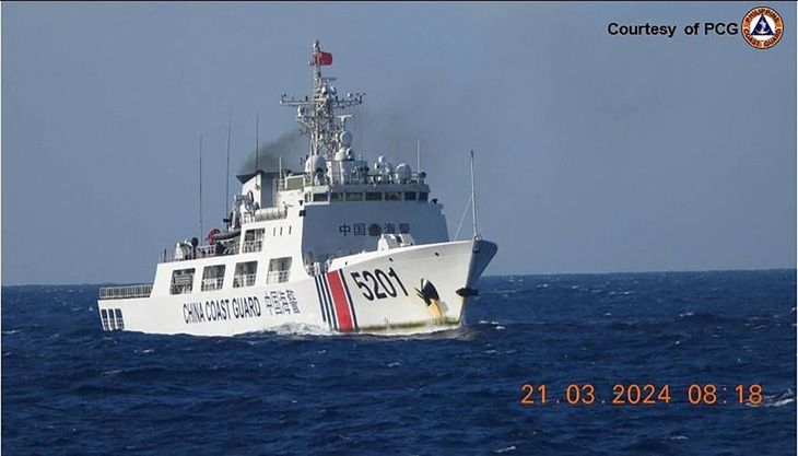Một tàu hải cảnh Trung Quốc đang giám sát một tàu thuộc lực lượng tuần duyên Philippines ở gần khu vực Sandy Cay, thuộc quần đảo Trường Sa của Việt Nam ngày 21-3 - Ảnh: AFP
