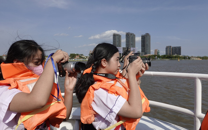 Hàng trăm học sinh thích thú đi thuyền chụp ảnh sông Sài Gòn