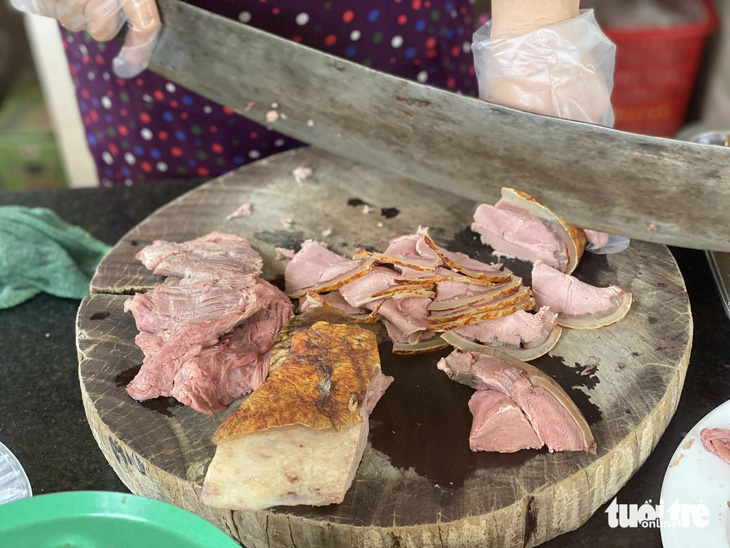 Chủ quán bê thui ra thịt để làm món bê thui Cầu Mống nổi tiếng 