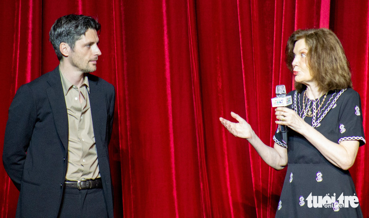 Đạo diễn Anne Fontaine (phải) và diễn viên Raphaël Personnaz tại Nhà hát TP.HCM - Ảnh: TÔ CƯỜNG