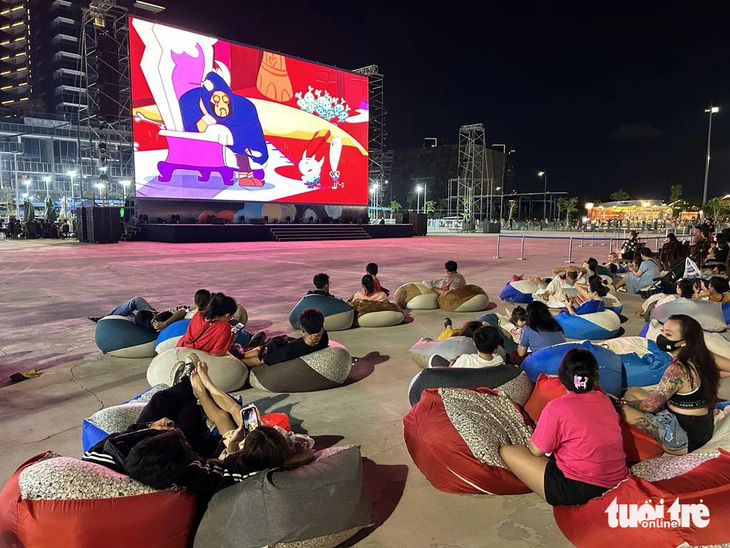 Khán giả xem phim hoạt hình với màn hình khổng lồ tại công viên bờ sông Sài Gòn - Ảnh: T.D.D.