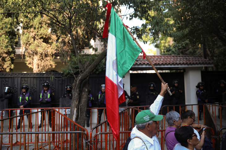 Biểu tình phản đối Ecuador bên ngoài đại sứ quán nước này ở Mexico ngày 6-4 - Ảnh: AFP