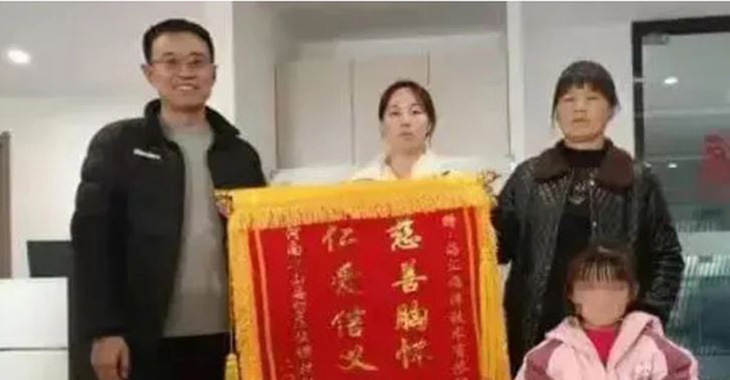 Meng cùng mẹ chồng và con gái đã gặp được ông Yu để gửi lời cảm ơn.