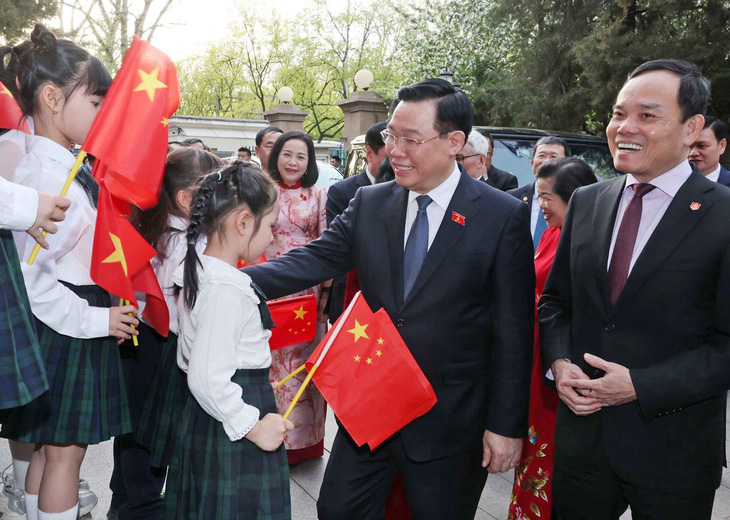 Chủ tịch Quốc hội Vương Đình Huệ đến thăm Đại sứ quán Việt Nam tại Trung Quốc. Ảnh: TTXVN
