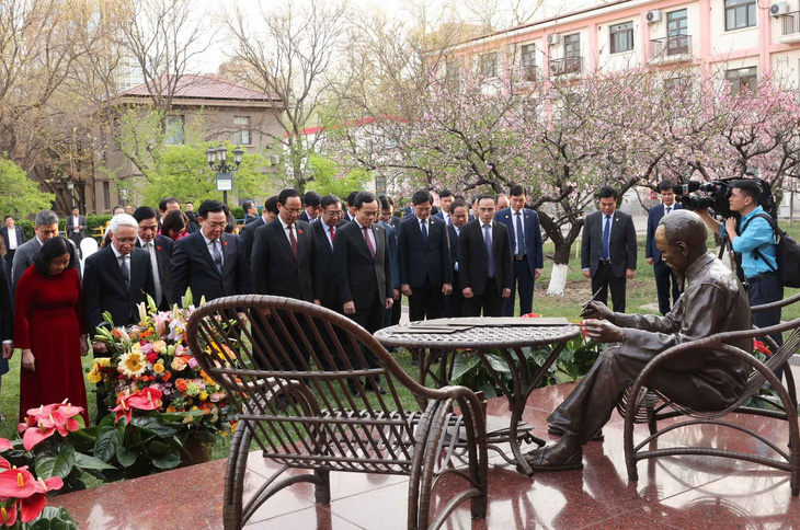 Chủ tịch Quốc hội Vương Đình Huệ và đoàn dâng hoa tưởng niệm trước tượng Bác Hồ trong khuôn viên Đại sứ quán Việt Nam tại Trung Quốc - Ảnh: TTXVN