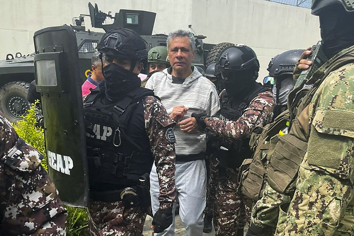 Cựu phó tổng thống Ecuador Jorge Glas bị cảnh sát áp tải sau khi bị bắt từ Đại sứ quán Mexico - Ảnh: AFP