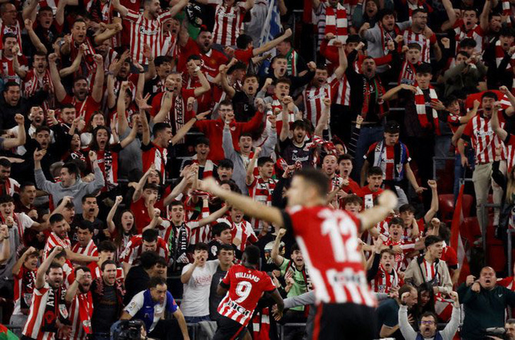 Cầu thủ và cổ động viên Athletic Bilbao ăn mừng sau khi đoạt Cúp nhà vua Tây Ban Nha - Ảnh: REUTERS
