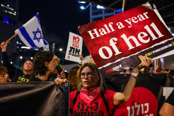 100.000 người Israel đổ xuống đường phố Tel Aviv biểu tình chống chính phủ tối 6-4 - Ảnh: REUTERS