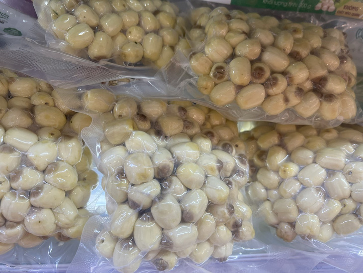 Hạt sen được bày bán tại một siêu thị mini tại TP.HCM - Ảnh: THÙY DƯƠNG