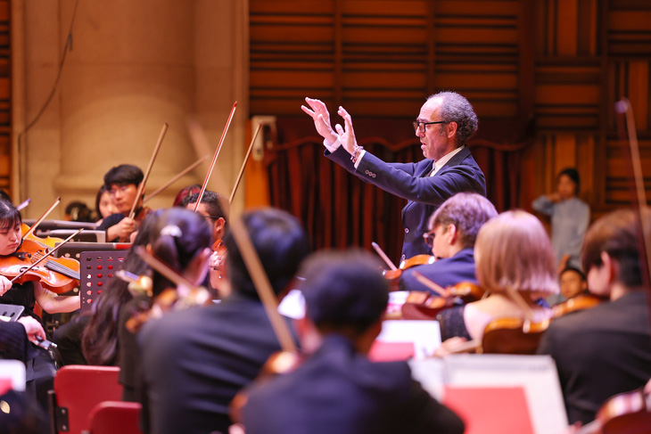 Nhạc trưởng Damiano Giuranna chỉ huy Dàn nhạc giao hưởng trẻ thế giới - Ảnh: HÒA NGUYỄN