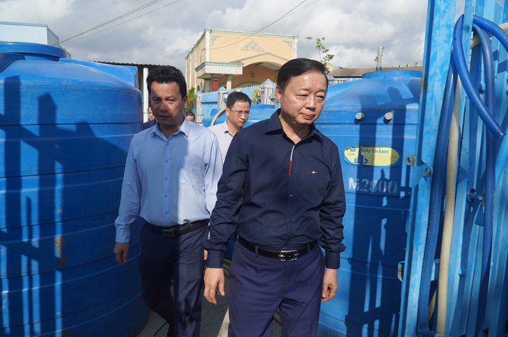 Phó thủ tướng Trần Hồng Hà kiểm tra một hộ dân ở huyện Gò Công Đông về công tác chủ động trữ nước ngọt - Ảnh: MẬU TRƯỜNG