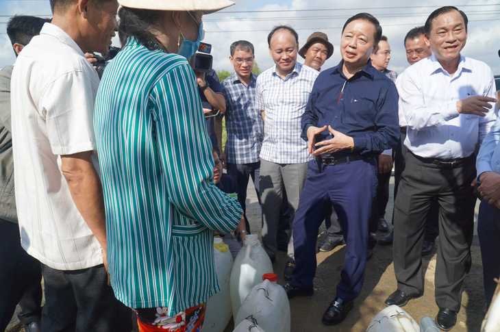 Ông Trần Hồng Hà kiểm tra tại một điểm lấy nước công cộng ở huyện Gò Công Đông - Ảnh: MẬU TRƯỜNG