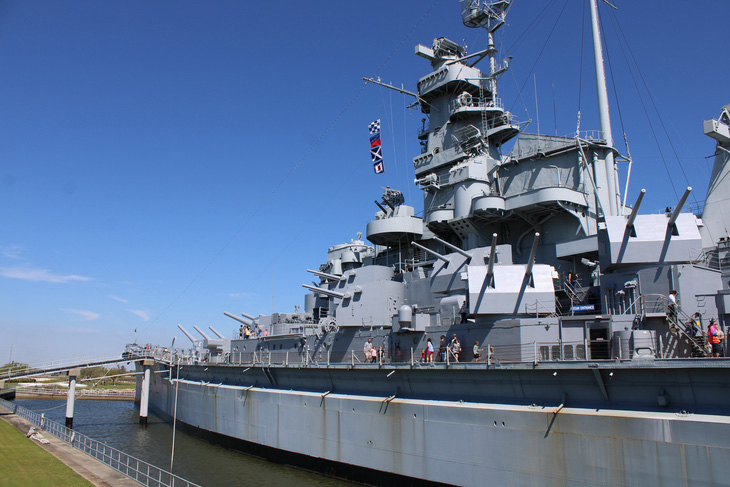 Nhiều du khách Mỹ và quốc tế rất thích thú viếng thăm chiến hạm Alabama - Ảnh BÍCH HẬU