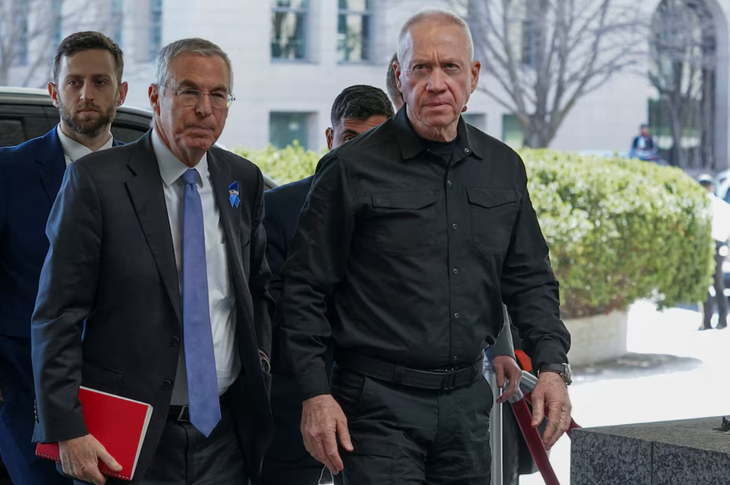 Bộ trưởng Quốc phòng Israel Yoav Gallant (áo đen) - Ảnh: REUTERS