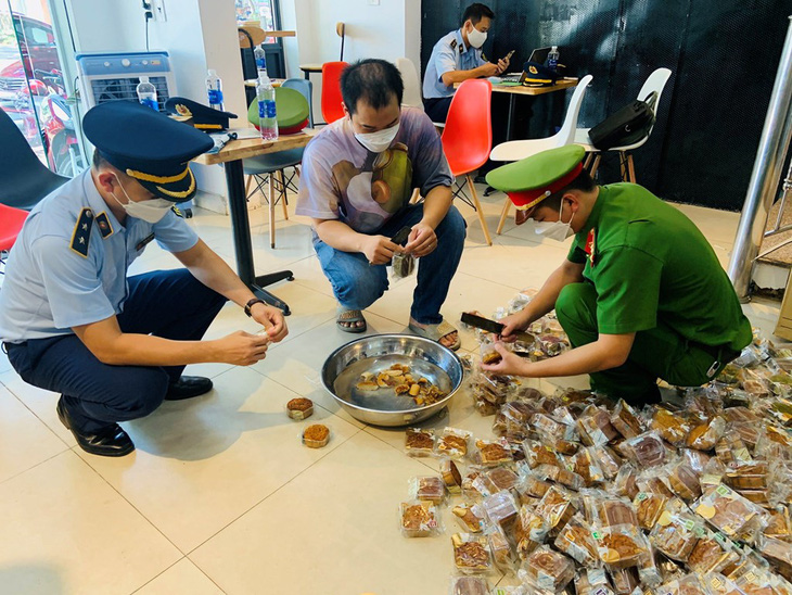 Lực lượng chức năng trong một đợt kiểm tra an toàn thực phẩm ở Lạng Sơn - Ảnh tư liệu: TTXVN