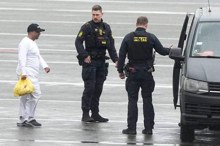 Cảnh sát Đan Mạch áp giải Sanjay Shah trên đường băng sân bay Kastrup ở Copenhagen (Đan Mạch) vào hôm 6-12-2023 - Ảnh: thetimes.co.uk
