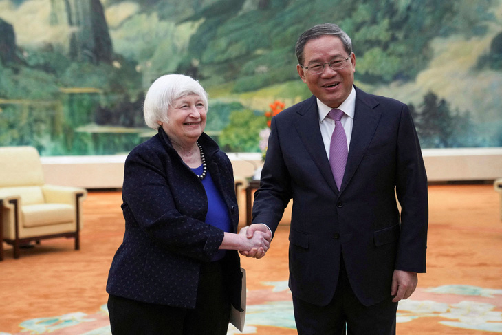 Thủ tướng Trung Quốc Lý Cường (phải) trong cuộc tiếp Bộ trưởng Tài chính Mỹ Janet Yellen ngày 7-4 tại Bắc Kinh - Ảnh: REUTERS