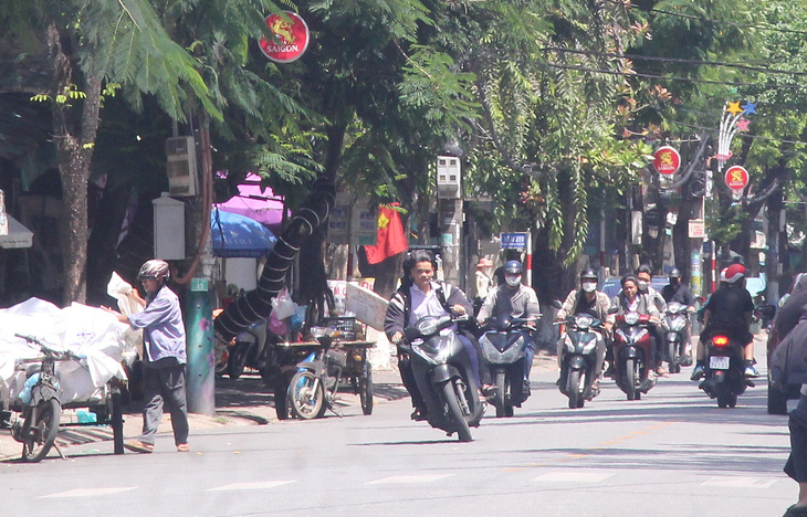 Người dân ủng hộ công an hóa trang, quay phim, chụp hình xử lý quái xế ở TP Quảng Ngãi - Ảnh: TRẦN MAI