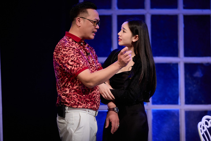 Quỳnh Kool (phải) vào vai Sam, lần hiếm hoi diễn trên sân khấu Nhà hát Tuổi trẻ - Ảnh: Nhà hát Tuổi Trẻ