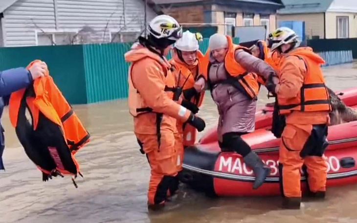 Vỡ đập kép nhấn chìm một nửa thành phố, Nga sơ tán gần 4.400 người