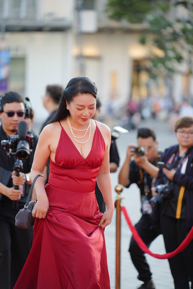 NSƯT Chiều Xuân diện váy đỏ gợi cảm tham dự liên hoan phim quốc tế đầu tiên do TP.HCM tổ chức