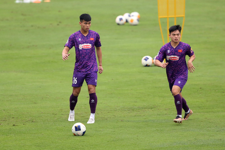 Những cầu thủ thi đấu ở cánh phải như Nguyễn Mạnh Hưng (số 26, trái) và Hồ Văn Cường đang được tăng cường tính kết nối trong triển khai bóng - Ảnh: HOÀNG TÙNG