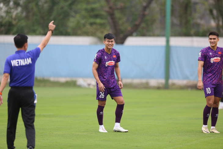 HLV Hoàng Anh Tuấn tạo không khí thoải mái cho các cầu thủ U23 Việt Nam - Ảnh: HOÀNG TÙNG