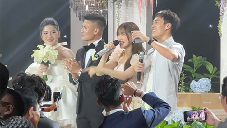 Hòa Minzy hát tặng cô dâu, chú rể trong lễ cưới
