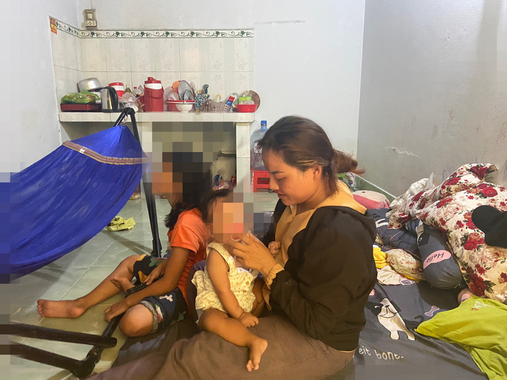Chị Nguyễn Thị Chi đã gọi điện cho hai bên gia đình nhưng đều không thấy tung tích hai con thất lạc - Ảnh: KHẮC HIẾU