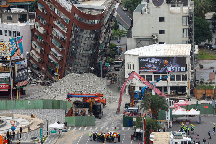 Các công nhân chuẩn bị dỡ bỏ một tòa nhà bị nghiêng đổ do động đất ở Hoa Liên hôm 5-4 - Ảnh: REUTERS