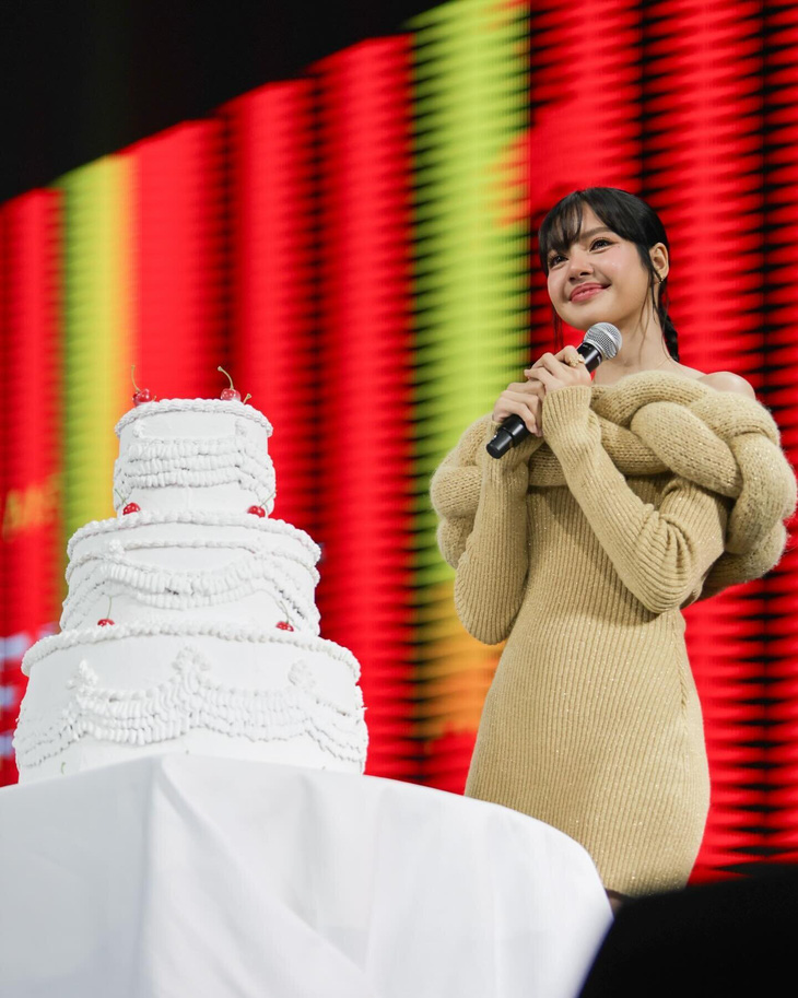 Lisa xuất hiện với chiếc váy len 'nóng bỏng', nữ idol rơi nước mắt khi được fan tặng chiếc bánh kem siêu to khổng lồ.