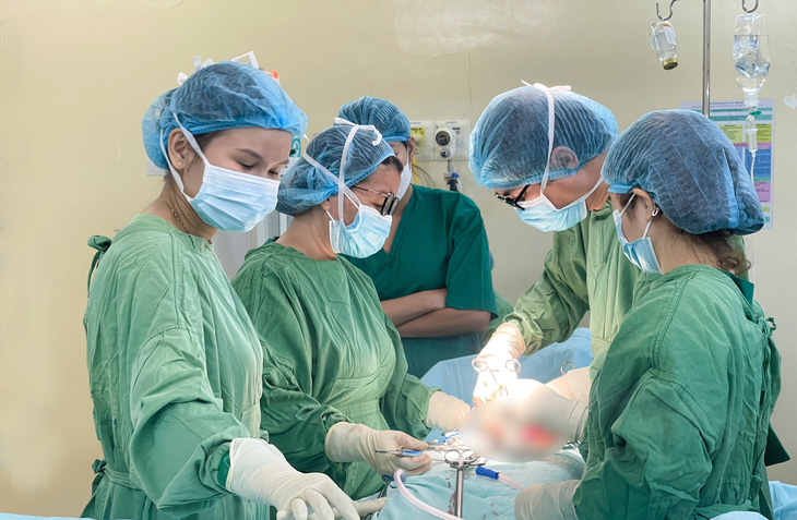TS.BS Phan Gia Anh Bảo cùng ekip phẫu thuật cho bệnh nhân