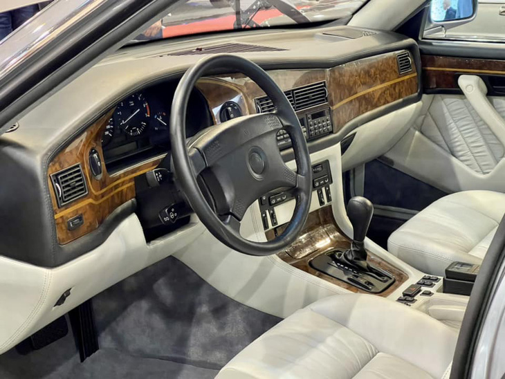 Nội thất xe nhìn vẫn toát lên nét sang trọng nhờ chất liệu gỗ và lựa chọn phối màu hợp lý - Ảnh: BMW