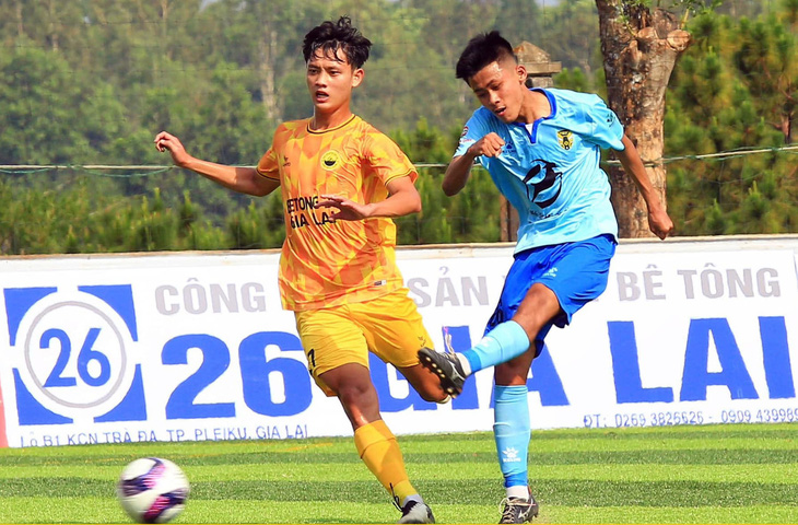 Trận Tây Nguyên Gia Lai (áo vàng) và Kon Tum ở Giải hạng nhì 2024 - Ảnh: KON TUM FC