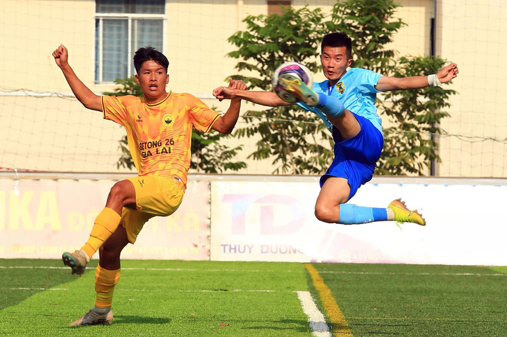 Trận Tây Nguyên Gia Lai (áo vàng) và Kon Tum ở Giải hạng nhì 2024 - Ảnh: KON TUM FC 