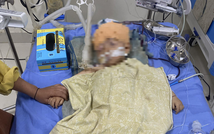 Cháu P.H.Đ. (1 tuổi) đang điều trị tại Bệnh viện Đa khoa tỉnh Sơn La - Ảnh: CAO THIÊN