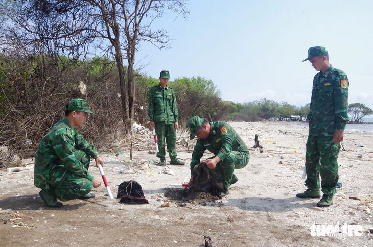 Bộ đội biên phòng tỉnh Tiền Giang tuần tra khu vực biển Gò Công nơi có hàng hóa trôi dạt nghi là ma túy - Ảnh: HOÀI THƯƠNG