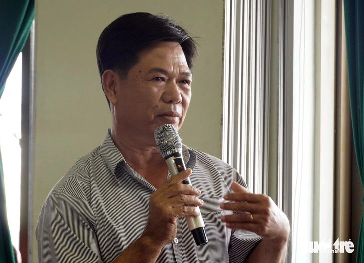 Ngư dân Nguyễn Đình Ngọc trải lòng tâm sự với Bộ trưởng Lê Minh Hoan - Ảnh: ĐÔNG HÀ