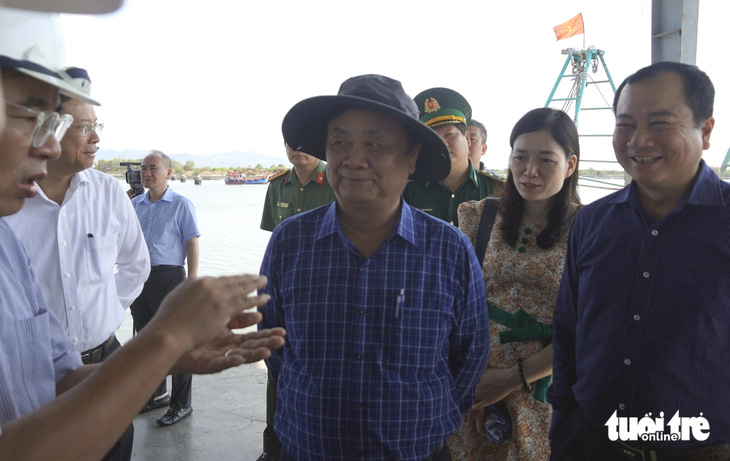 Bộ trưởng Lê Minh Hoan thị sát cảng cá ở TP Vũng Tàu sáng 8-4 - Ảnh: ĐÔNG HÀ 