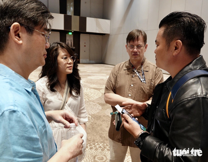 Các đại biểu trao đổi sau phiên thảo luận 1 trong hội nghị lãnh đạo điện ảnh Đông Nam Á - Ảnh: T.T.D.