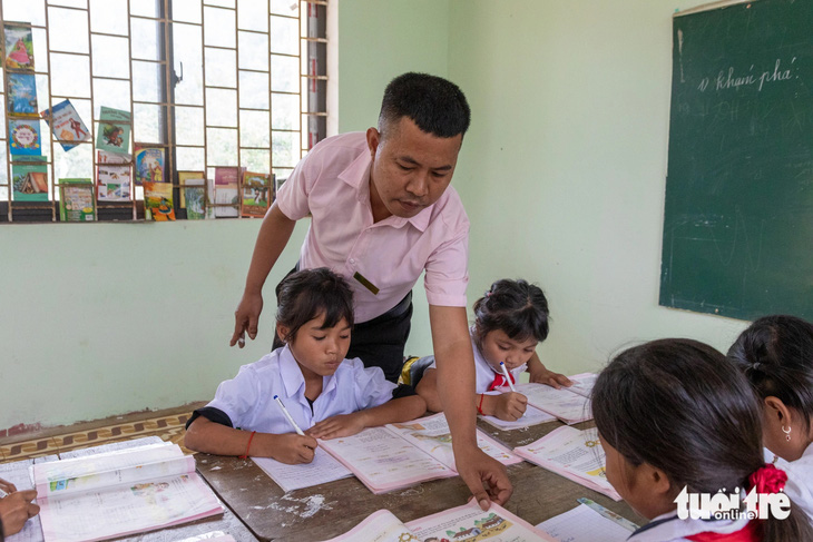 Thầy Sinh tình nguyện dạy học ở vùng khó, bám lớp giúp các thế hệ học trò no cái chữ - Ảnh: HOÀNG TÁO