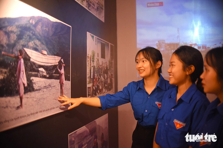Sinh viên hào hứng với các tư liệu quý giá về đời sống người dân tại Quy Nhơn trong giai đoạn hình thành chữ quốc ngữ - Ảnh: LÂM THIÊN